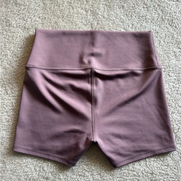 Alo Yoga 3” High Rise Airlift Short in Smoky Quartz - Picture 3 of 5